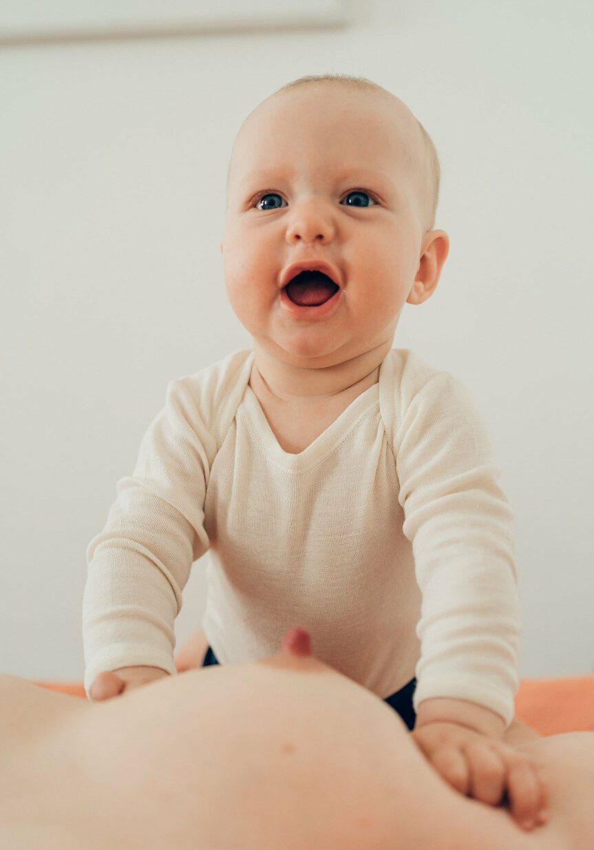 Baby mit leuchtenden Augen auf hellem Hintergrund